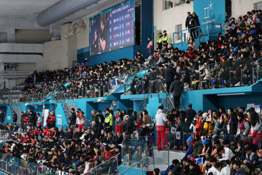 [올림픽] 꽉 찬 관중석  9일 강릉컬링센터에서 열린 컬링 믹스더블 3차 예선 한국과 노르웨이 경기에 많은 관중이 찾아 경기를 즐기고 있다.